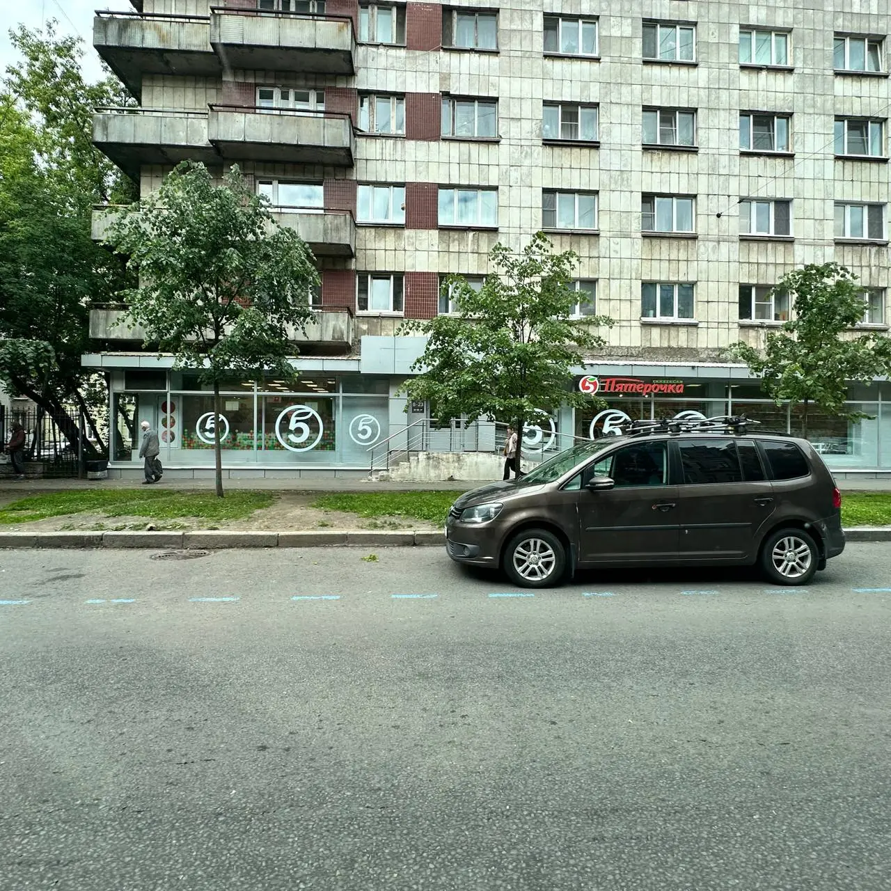 Для ЗС я бы сделал текст короче и менее академичным. Фото с «Пятёрочкой» хорошо иллюстрирует мысль.
⸻
Лого много не бывает. Или всё-таки бывает?
Наличие бренда на товаре или магазине — это хорошо | Сетка — социальная сеть от hh.ru
