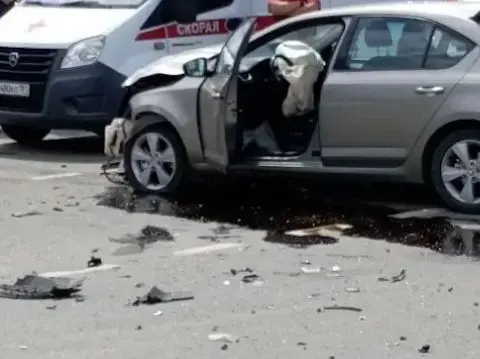Машины раскидало по Театральной площади в Луганске. Одна из легковушек влетела в столб. Очевидцы говорят, есть пострадавшие — приехали две скорых | Сетка — социальная сеть от hh.ru