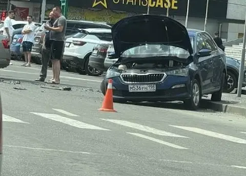 Машины раскидало по Театральной площади в Луганске. Одна из легковушек влетела в столб. Очевидцы говорят, есть пострадавшие — приехали две скорых | Сетка — социальная сеть от hh.ru