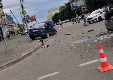 Машины раскидало по Театральной площади в Луганске. Одна из легковушек влетела в столб. Очевидцы говорят, есть пострадавшие — приехали две скорых | Сетка — социальная сеть от hh.ru