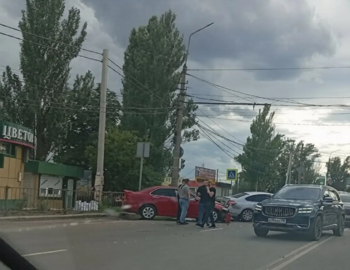 ДТП на Зелёном возле "5 роз".
Пробка до 86 школы. | Сетка — социальная сеть от hh.ru
