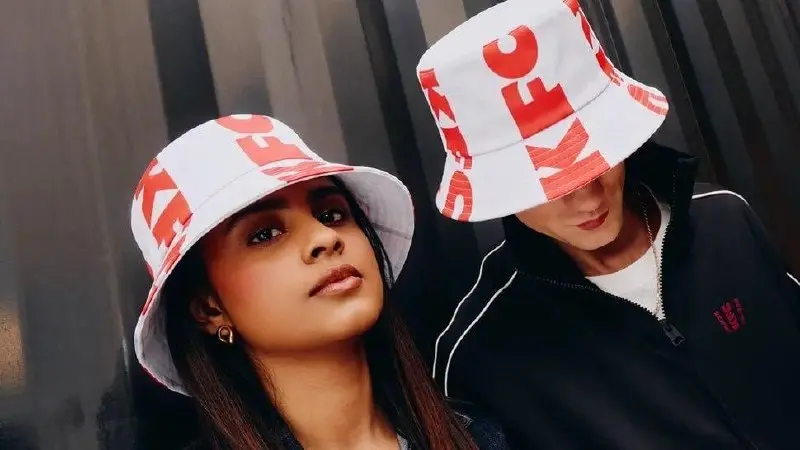 У KFC — ребрендинг. Культовое ведро с курицей теперь в самом центре.
На самом деле поменялось мало чего | Сетка — социальная сеть от hh.ru