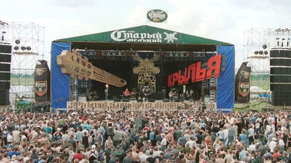 Ровно 26 лет назад, 17 июня 2000 года, в московском Тушино прогремел первый рок-фестиваль «Крылья». На сцену вышли легенды русского рока: «Машина времени», «Алиса», «Чайф» и «Агата Кристи» | Сетка — социальная сеть от hh.ru