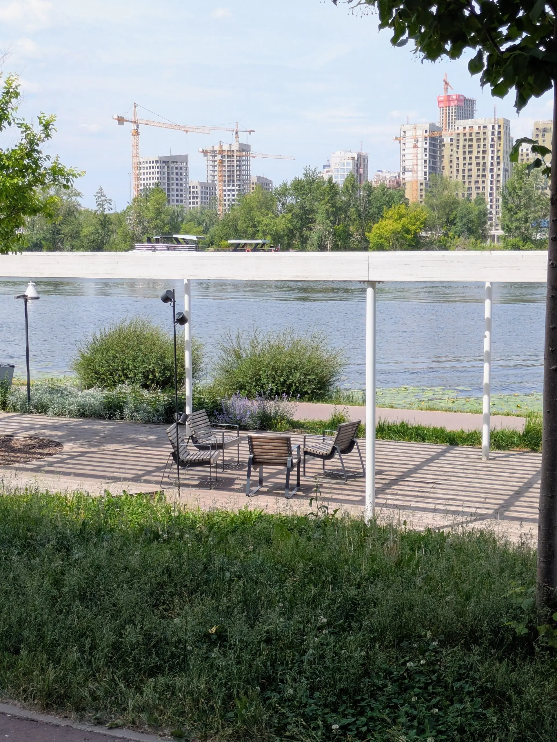 🌿 Рядом с такой набережной хочется жить!
Безумно приятно гулять по густо озеленённому берегу вдоль воды без бетонных укреплённых берегов! Рядом в траве отдыхают утята, любуешься кувшинками, а воду мож... | Сетка — социальная сеть от hh.ru