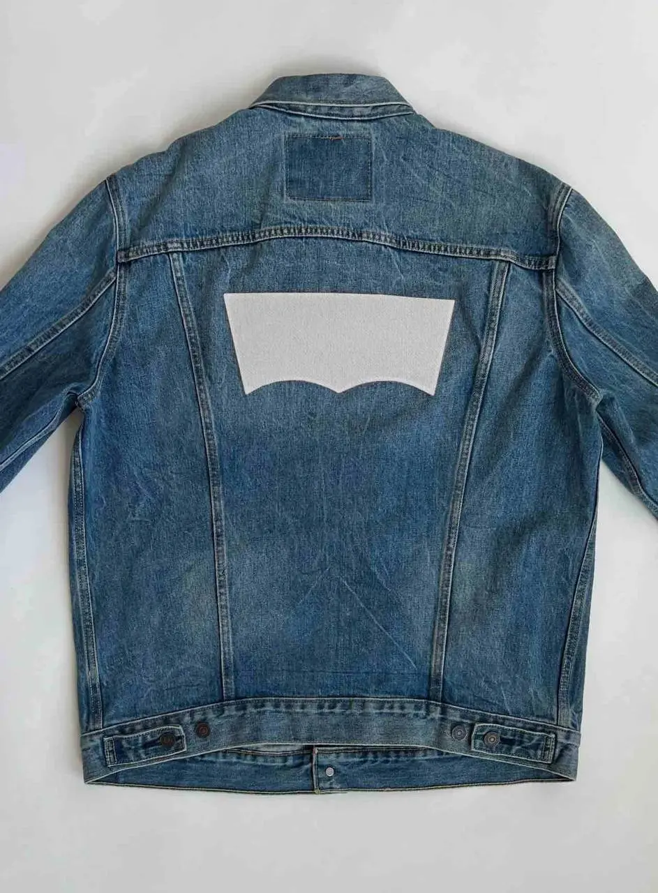 Levi’s зацензурили на ЧМ 2026
По требованию FIFA все стадионы в 16 городах-хозяевах ЧМ-2026 временно лишились названий и эмблем компаний, владеющих правами на нейминг | Сетка — социальная сеть от hh.ru
