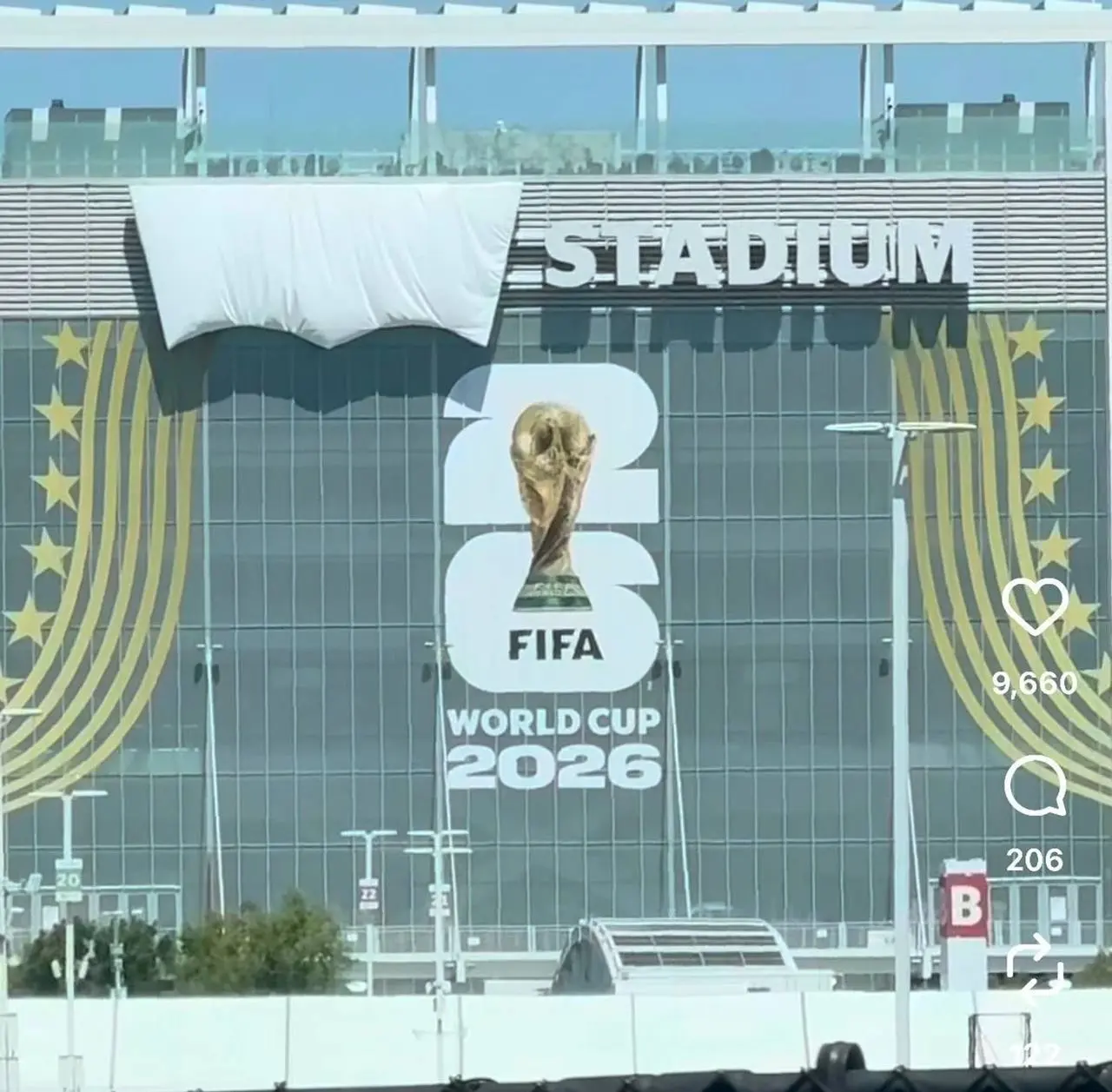 Levi’s зацензурили на ЧМ 2026
По требованию FIFA все стадионы в 16 городах-хозяевах ЧМ-2026 временно лишились названий и эмблем компаний, владеющих правами на нейминг | Сетка — социальная сеть от hh.ru