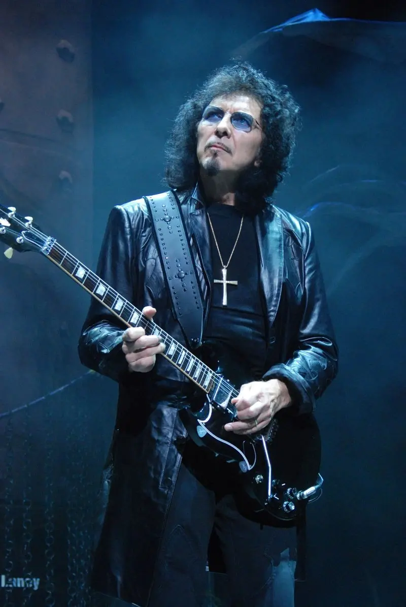 Тони Айомми из Black Sabbath стал кавалером ордена Британской империи 🇬🇧. Король Карл III отметил 78-летнего музыканта за выдающуюся карьеру 🎸 и благотворительность 🤝 | Сетка — социальная сеть от hh.ru