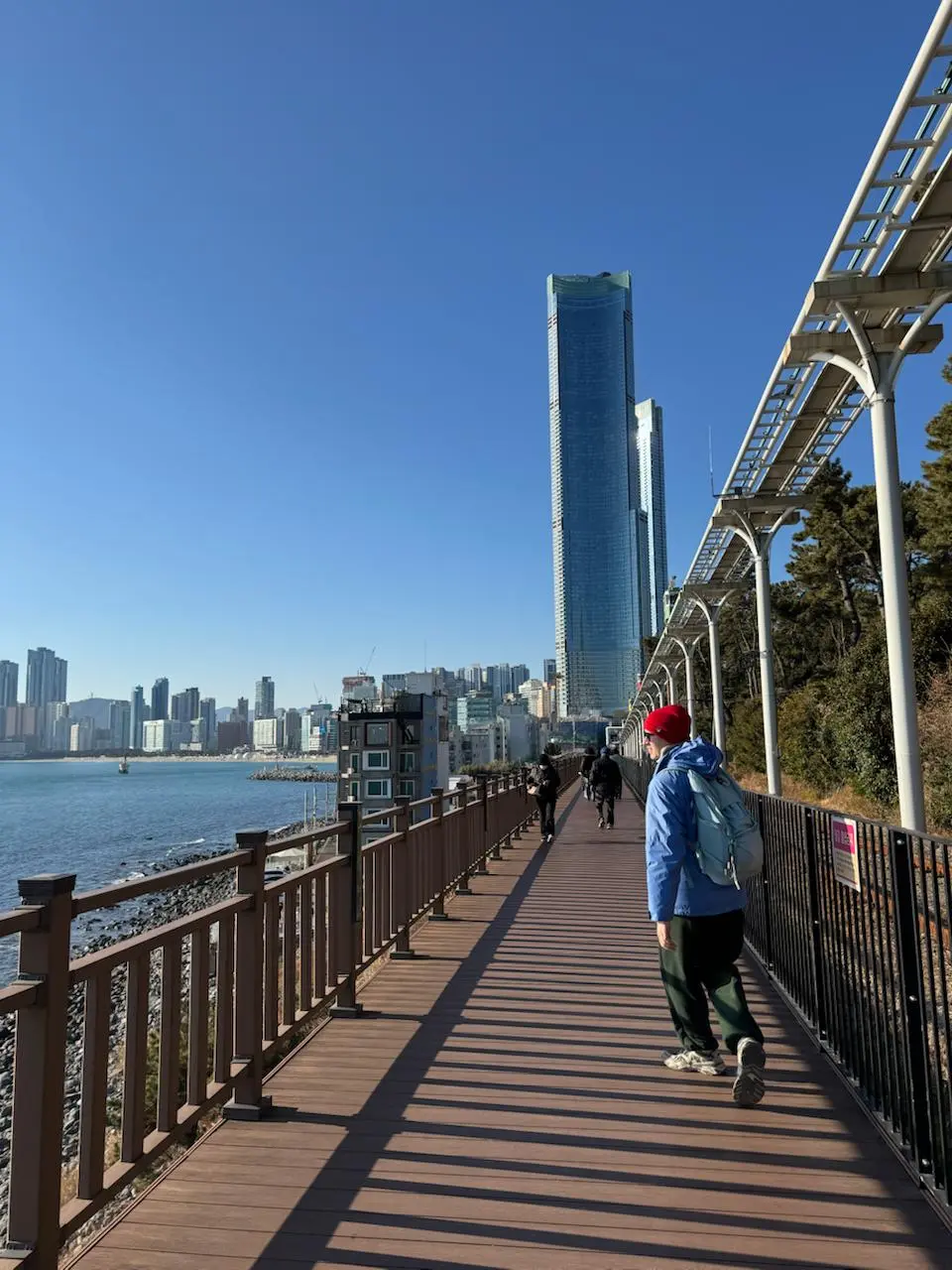 🇰🇷Пусан
Да, я встал в 5 утра, чтобы скатиться в соседний регион на электричках. Встретил рассвет в уютном вагоне, закрасил регион в NomadMania и поехал обратно в Пусан. Вот такое у меня отбитое хобби | Сетка — социальная сеть от hh.ru