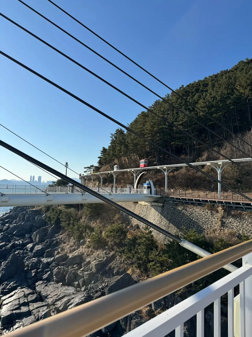🇰🇷Пусан
Да, я встал в 5 утра, чтобы скатиться в соседний регион на электричках. Встретил рассвет в уютном вагоне, закрасил регион в NomadMania и поехал обратно в Пусан. Вот такое у меня отбитое хобби | Сетка — социальная сеть от hh.ru