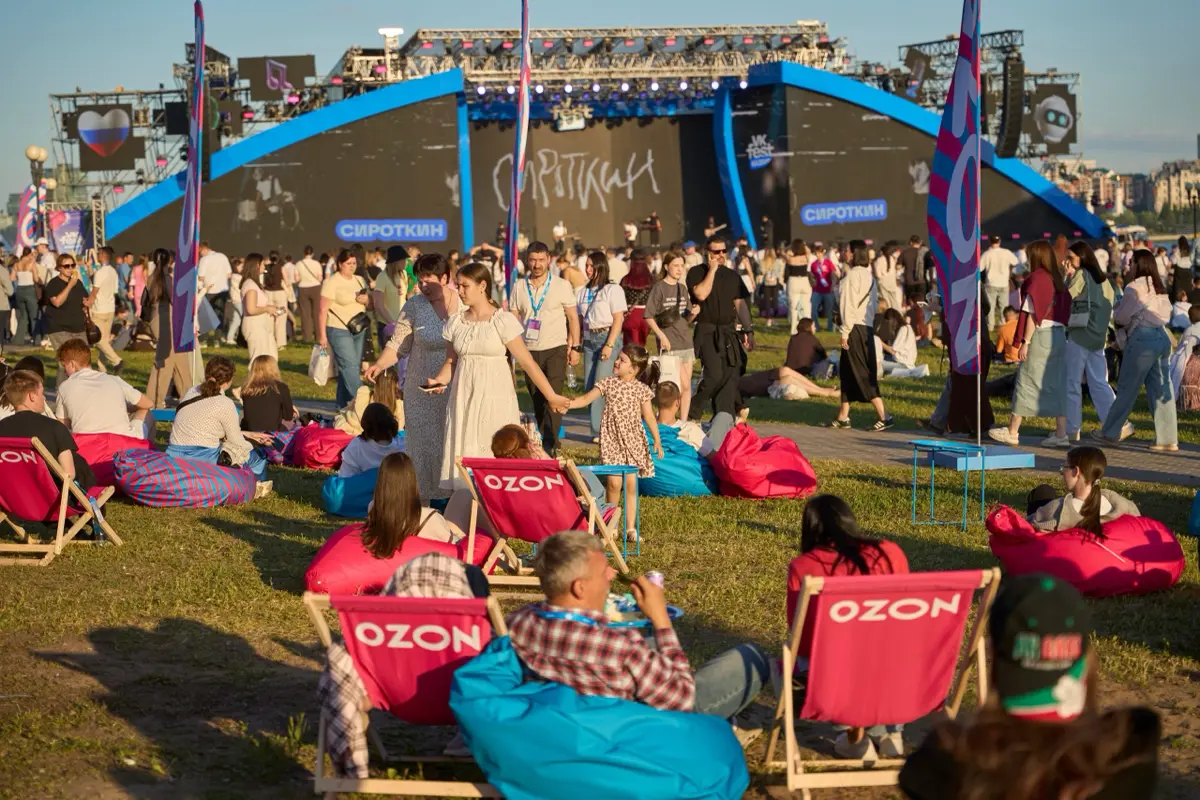 Приезжали в начале июня с командой Ozon в Казань, открывали VK Fest. В этом году мы титульный партнер фестиваля | Сетка — социальная сеть от hh.ru