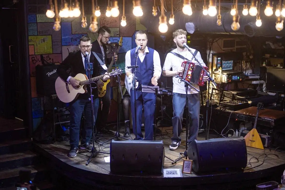 🎸 Кто будет создавать настроение на нашем дне рождения?
За музыку в этот вечер отвечают люди, которые знают, как превратить обычный концерт в настоящее событие!
💼 BANKing BAND - коллектив с более чем ... | Сетка — социальная сеть от hh.ru