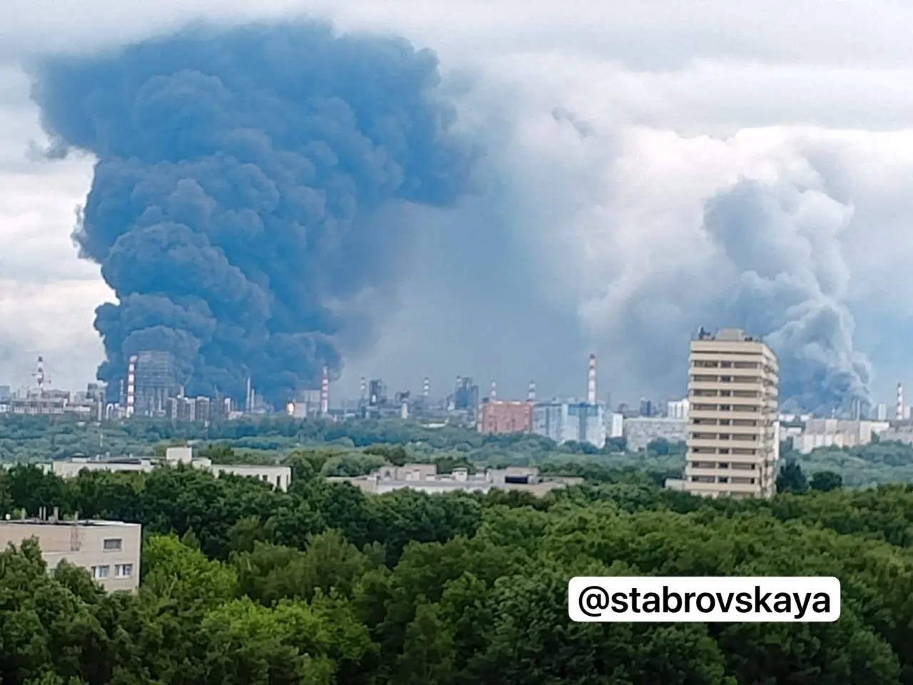 Мне тут мама присылает фото вида из окна их дома. На минуточку это Москва, ЮАО, видно как горят объекты куда попали беспилотники, совсем не далеко от жилых домов | Сетка — социальная сеть от hh.ru