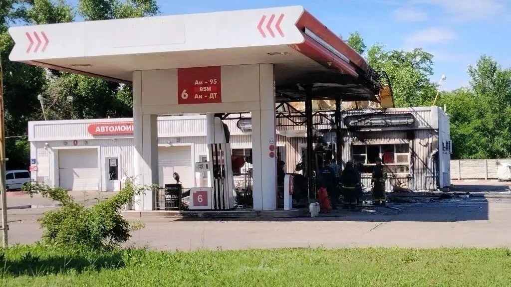 Еще фото из Горловки, где БПЛА ВСУ ударил по АЗС
Напомним. 8 человек ранено, 1 погиб | Сетка — социальная сеть от hh.ru