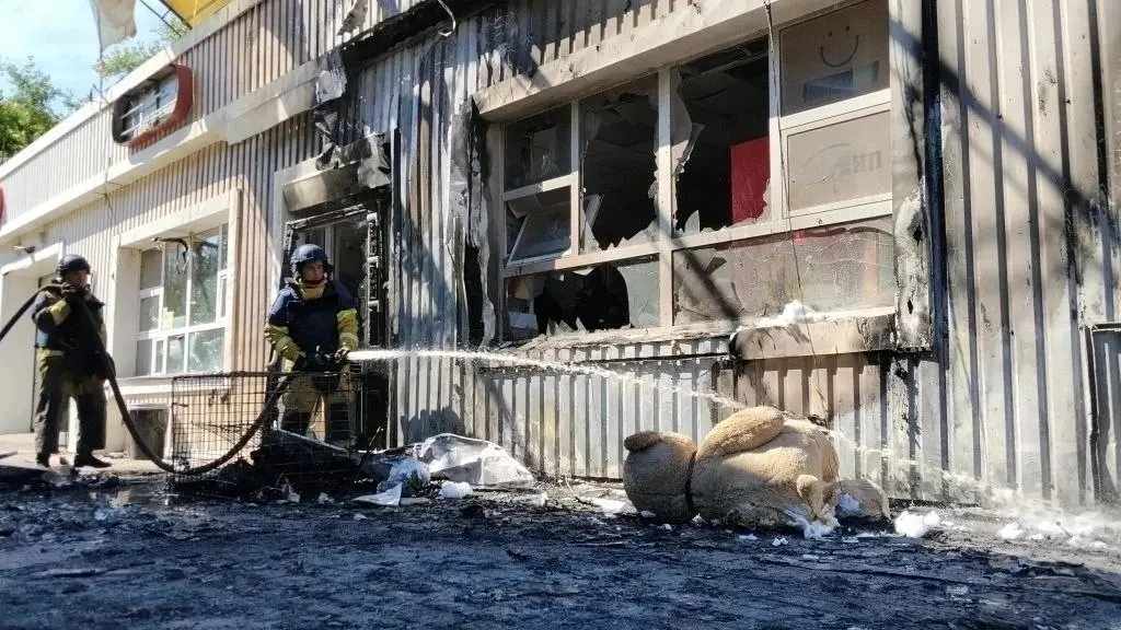 Еще фото из Горловки, где БПЛА ВСУ ударил по АЗС
Напомним. 8 человек ранено, 1 погиб | Сетка — социальная сеть от hh.ru