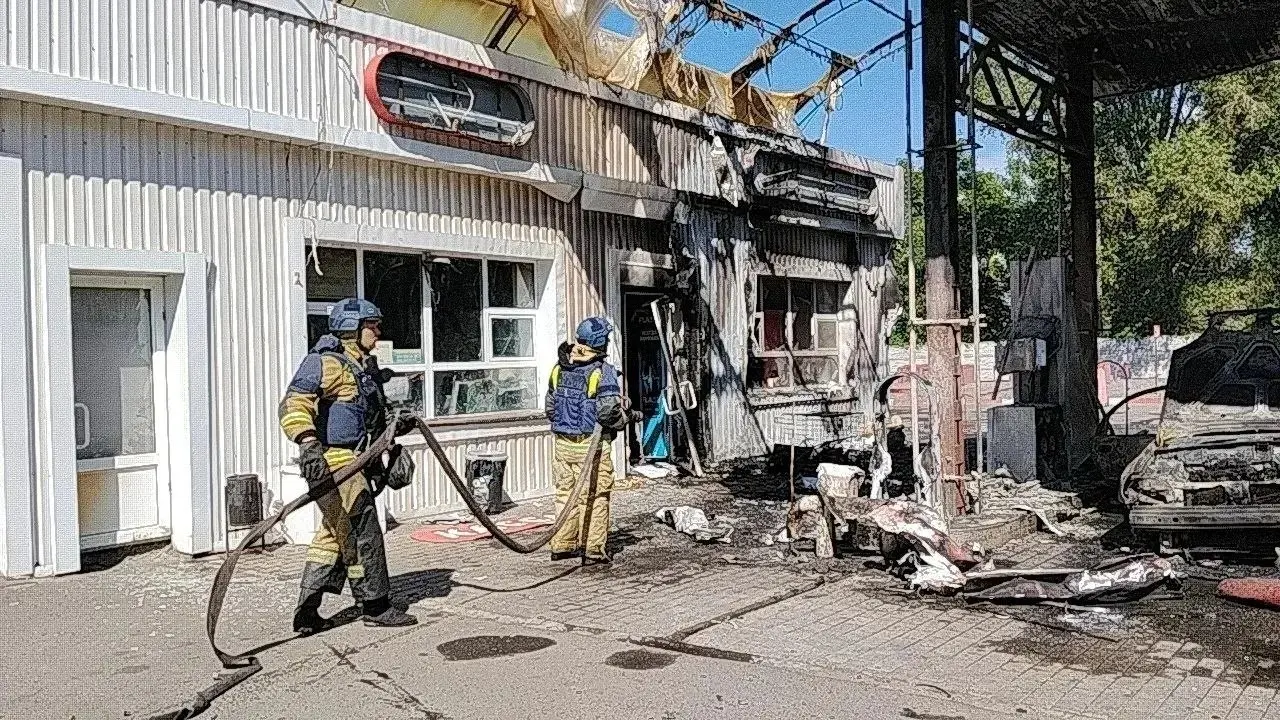Еще фото из Горловки, где БПЛА ВСУ ударил по АЗС
Напомним. 8 человек ранено, 1 погиб | Сетка — социальная сеть от hh.ru