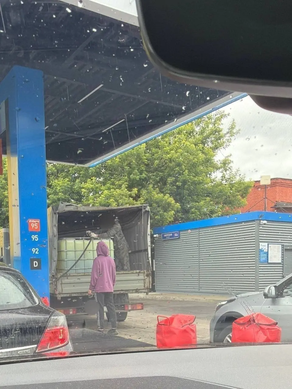 Москвичи начали скупать бензин после утренней атаки дронов.
Некоторые пытаются вывести сразу 1000 литров бензина | Сетка — социальная сеть от hh.ru