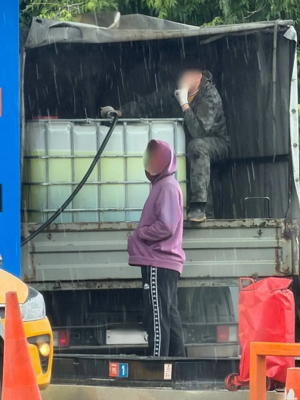 Москвичи начали скупать бензин после утренней атаки дронов.
Некоторые пытаются вывести сразу 1000 литров бензина | Сетка — социальная сеть от hh.ru