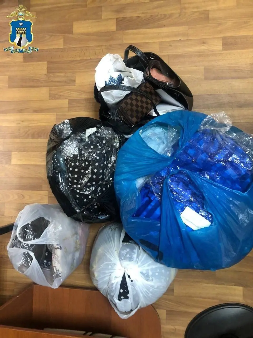 🐜 В Предгорном округе пенсионер украл вещи с рынка и подарил их семье
Две жительницы станицы Лысогорской оставили мешки у входа в ряды рынка «Лира». Вернувшись, они не обнаружили вещей | Сетка — социальная сеть от hh.ru