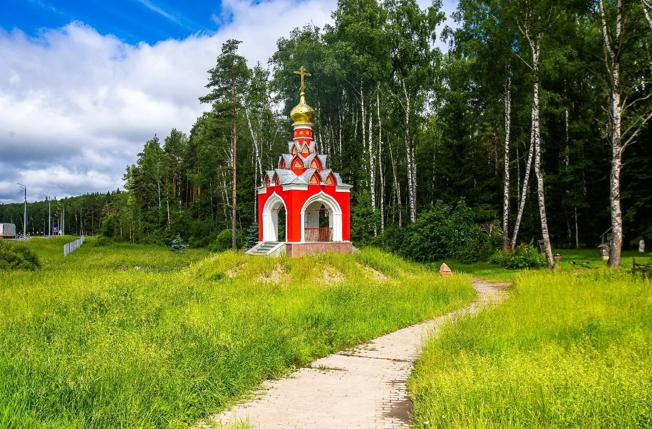 💧Исток Москвы-реки — место с особой энергетикой!
Над ним возвышается часовня во имя иконы Божией Матери «Живоносный источник» | Сетка — социальная сеть от hh.ru