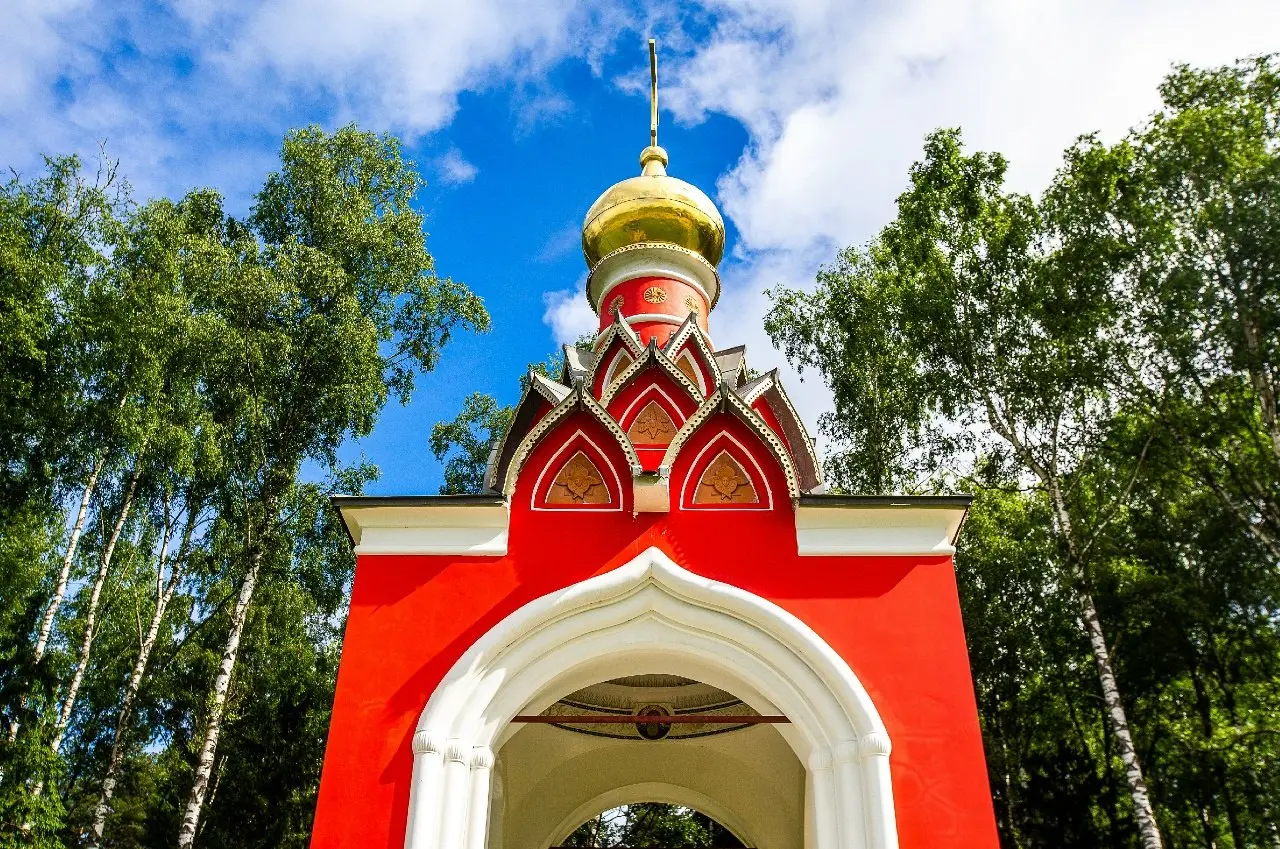 💧Исток Москвы-реки — место с особой энергетикой!
Над ним возвышается часовня во имя иконы Божией Матери «Живоносный источник» | Сетка — социальная сеть от hh.ru