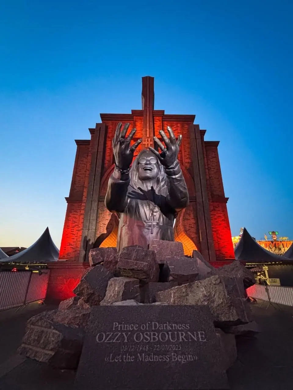 На легендарном фестивале Hellfest во Франции торжественно открыли семиметровую статую Оззи Осборна 🗿🇫🇷. Автором монумента выступил французский скульптор Филипп Паскуа 🎨 | Сетка — социальная сеть от hh.ru
