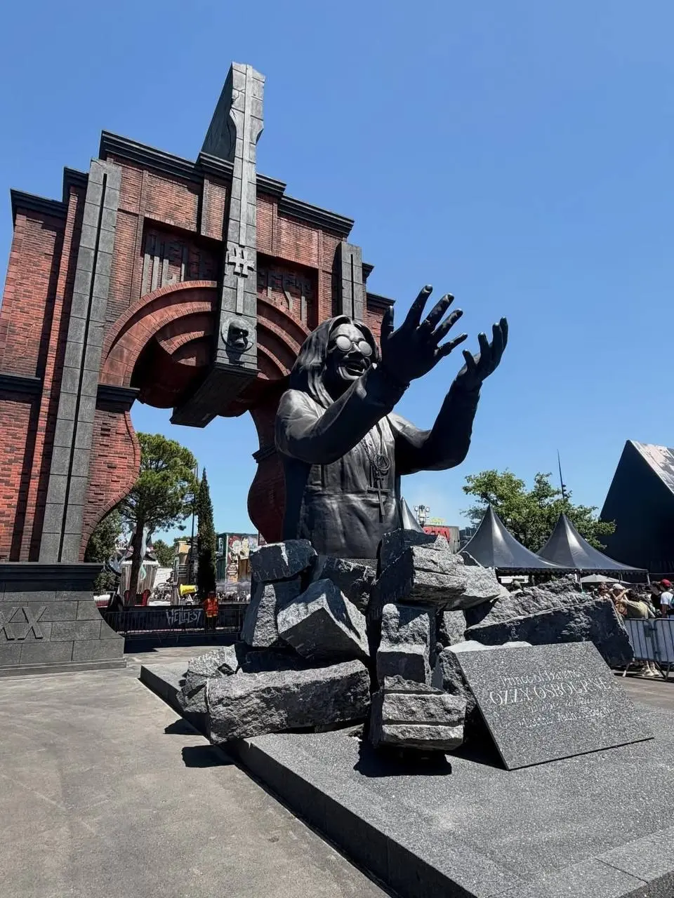 На легендарном фестивале Hellfest во Франции торжественно открыли семиметровую статую Оззи Осборна 🗿🇫🇷. Автором монумента выступил французский скульптор Филипп Паскуа 🎨 | Сетка — социальная сеть от hh.ru