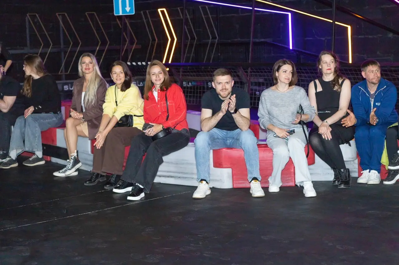 Чек-лист: как подготовиться к Ночному нетворкингу 🏎️⚡️
1. Комфорт
Одна из ключевых частей вечера - заезды на картах. Выбирай удобную обувь и одежду, которая не сковывает движения | Сетка — социальная сеть от hh.ru