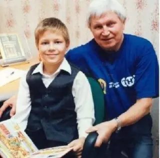 20 лет пути
Я никогда не выбирал, кем буду, когда вырасту. Я просто смотрел вверх.
На папу — журналиста-международника, за которым мы всей семьёй сорвались в Словакию | Сетка — социальная сеть от hh.ru