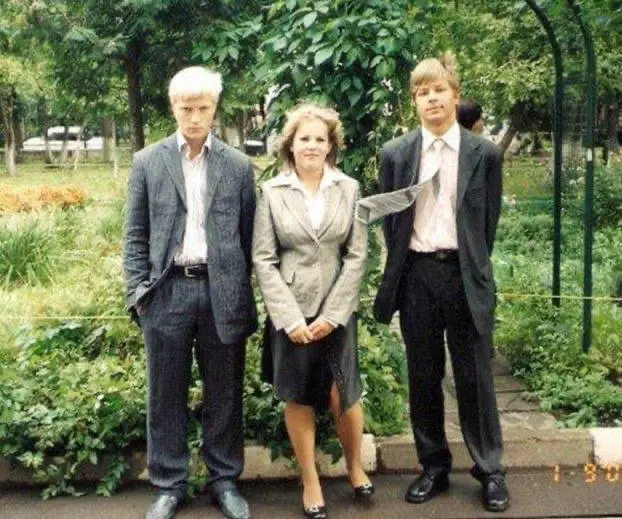 20 лет пути
Я никогда не выбирал, кем буду, когда вырасту. Я просто смотрел вверх.
На папу — журналиста-международника, за которым мы всей семьёй сорвались в Словакию | Сетка — социальная сеть от hh.ru