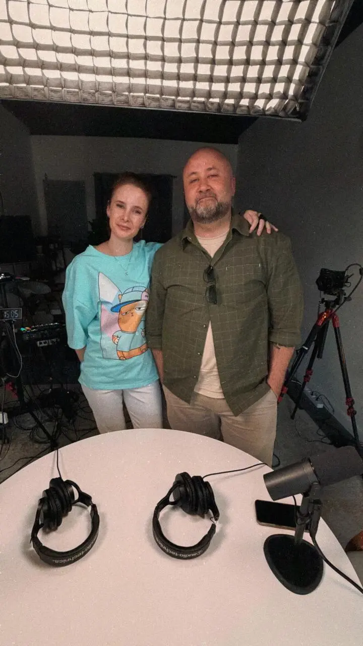 “Ошибки, бренды, города или Гарри Поттер и госуха” с Ильей Лазученковым
В новом выпуске Пони Подкаста мы начали с разговора о брендинге, а закончили разговором о жизни.
Бренд должен работать вдолгую | Сетка — социальная сеть от hh.ru
