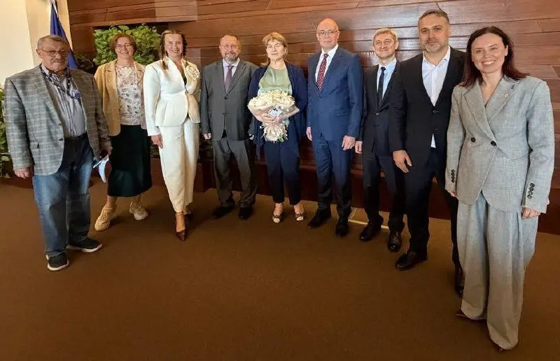 🙂🙂🙂🙂
Президентская академия и ТАСС обсудили создание новой кафедры
Генеральный директор ТАСС Андрей Кондрашов, первый заместитель генерального директора Павел Коновальчик, руководитель департамента по... | Сетка — социальная сеть от hh.ru