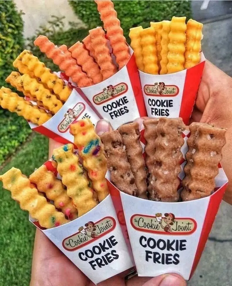 о том как внешняя упаковка становится продуктом
Cookie Joint - небольшая компания из Чикаго, основанная Джилл Балик и Сьюзи Шустер. Делают песочное печенье в форме картошки фри | Сетка — социальная сеть от hh.ru