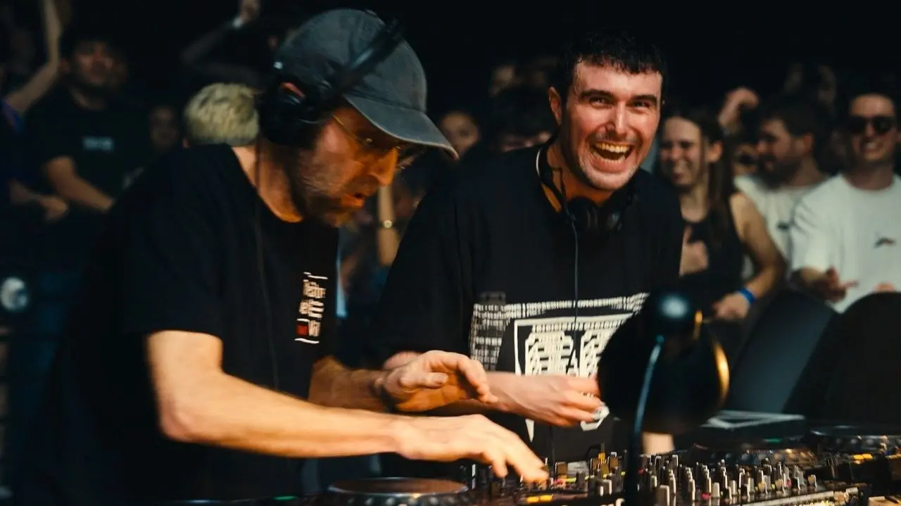 Тот самый исторический сет! 🔥
Fred again.. x Thomas Bangalter — легендарное выступление в Alexandra Palace, Лондон (27.02.2026) | Сетка — социальная сеть от hh.ru