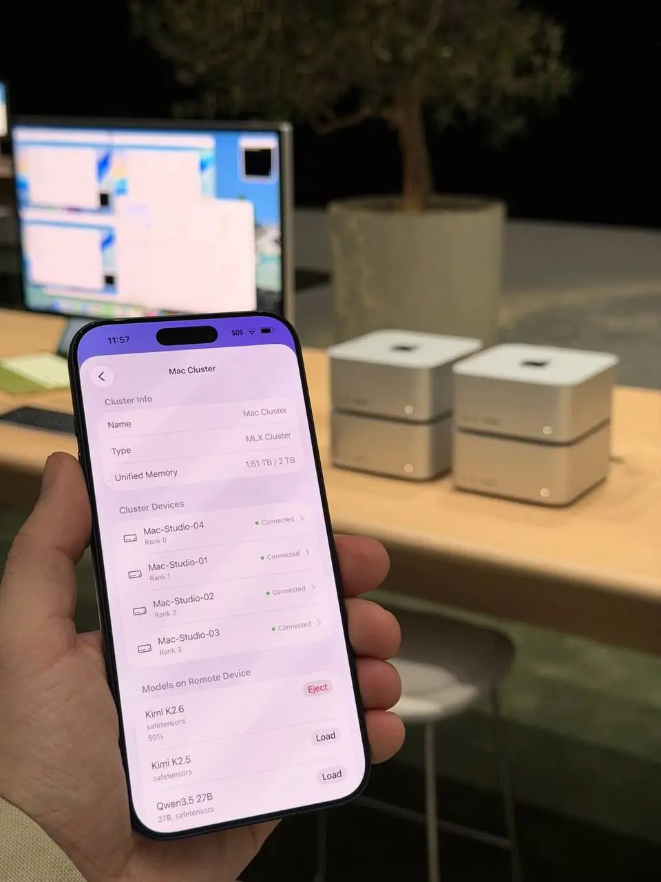 На презентации к WWDC, LM Studio совместно с Apple, запустили модель Kimi K2.6 на 1 триллион параметров, разделив ее между четырьмя Mac Studio.
Кластер объединил 1 | Сетка — социальная сеть от hh.ru