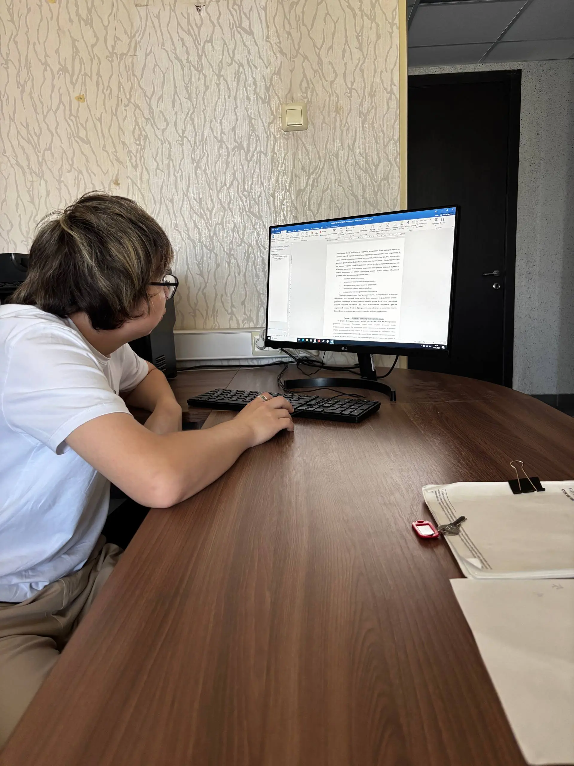 А это момент работы за компьютером в Администрации города Магнитогорска | Сетка — социальная сеть от hh.ru