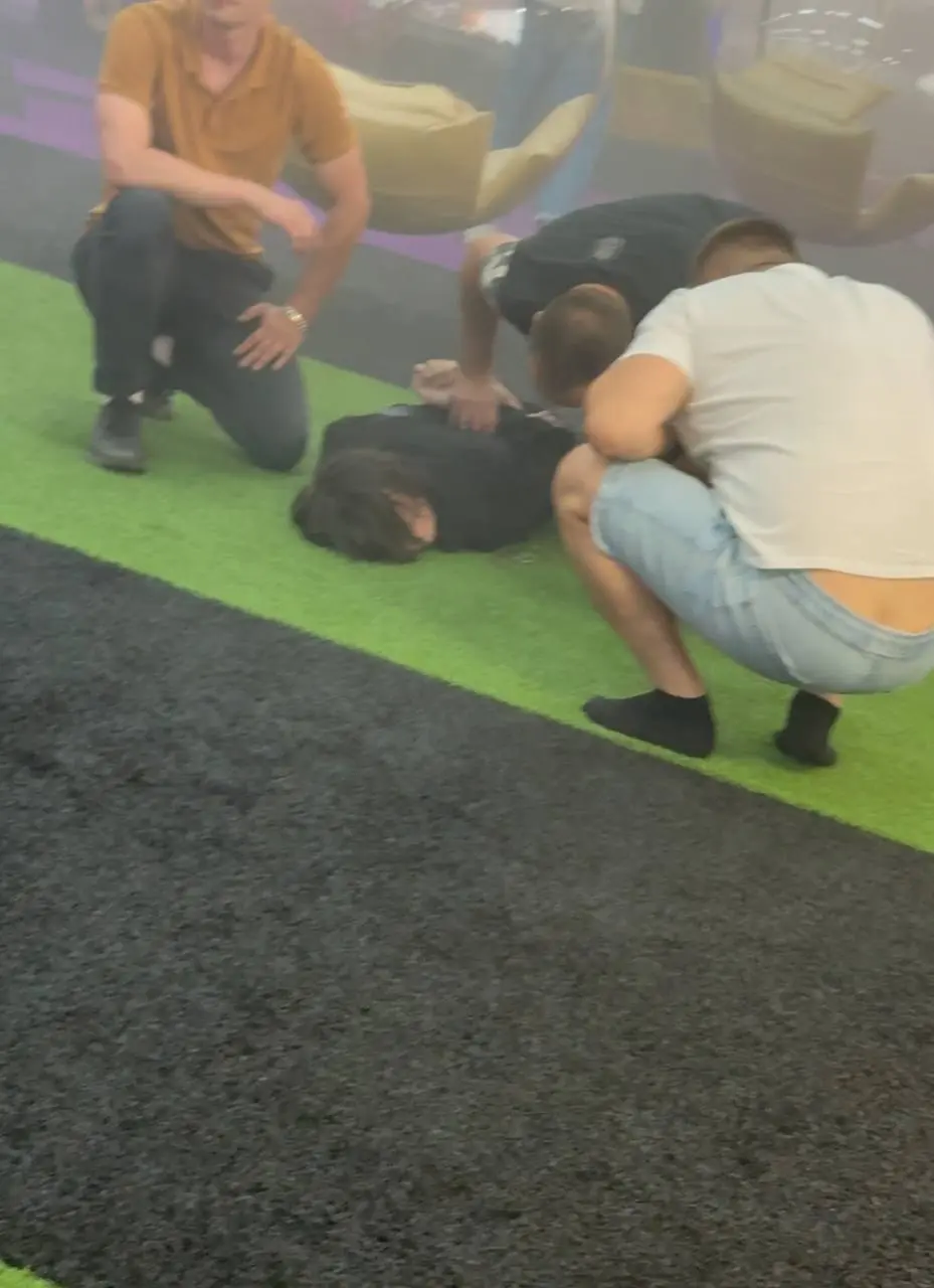 ⚡️Убийца успел взорвать СВУ
Как пишут СМИ, внутри нападавший взорвал самодельное взрывное устройство у и стал резать людей | Сетка — социальная сеть от hh.ru