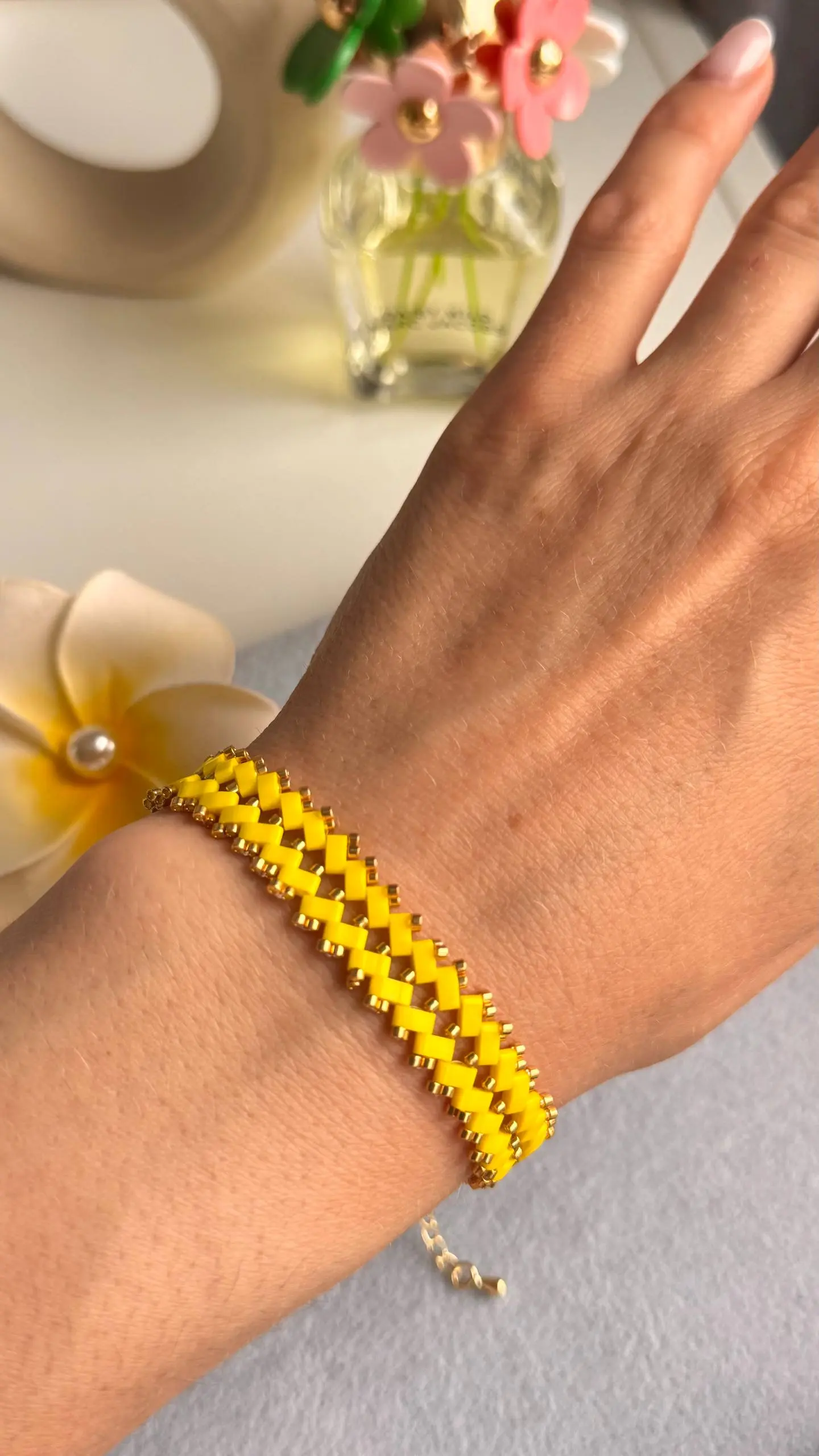 Летние, солнечные браслеты из изысканного японского бисера Tila🩵💛
Такие яркие аксессуары выгодно оттеняют загорелую кожу, добавляют образу легкости, визуально корректируют пропорции открытых запястий ... | Сетка — социальная сеть от hh.ru