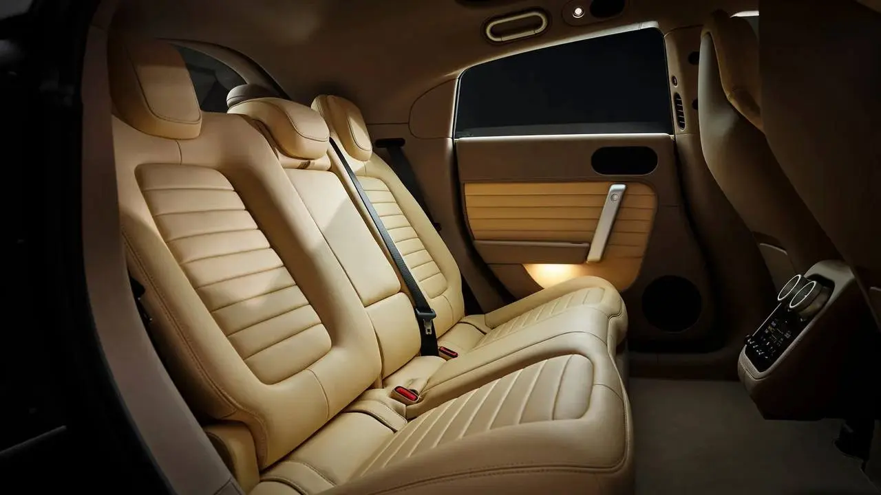 Ferrari Luce | Designer: LoveForm
Давно не писал. Отчасти из-за того, что поиск способа нормально подключаться к ТГ уже отъедает столько времени,  что жаления это делать отпадает | Сетка — социальная сеть от hh.ru