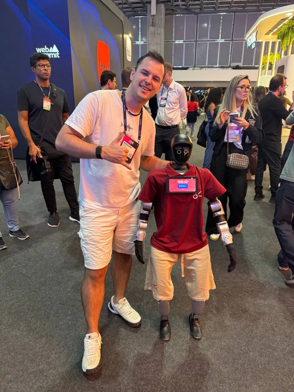Я был на конфе Web Summit 2026
95% проектов на стендах стартапов это нейрослоп или то что органично умрёт через месяц | Сетка — социальная сеть от hh.ru