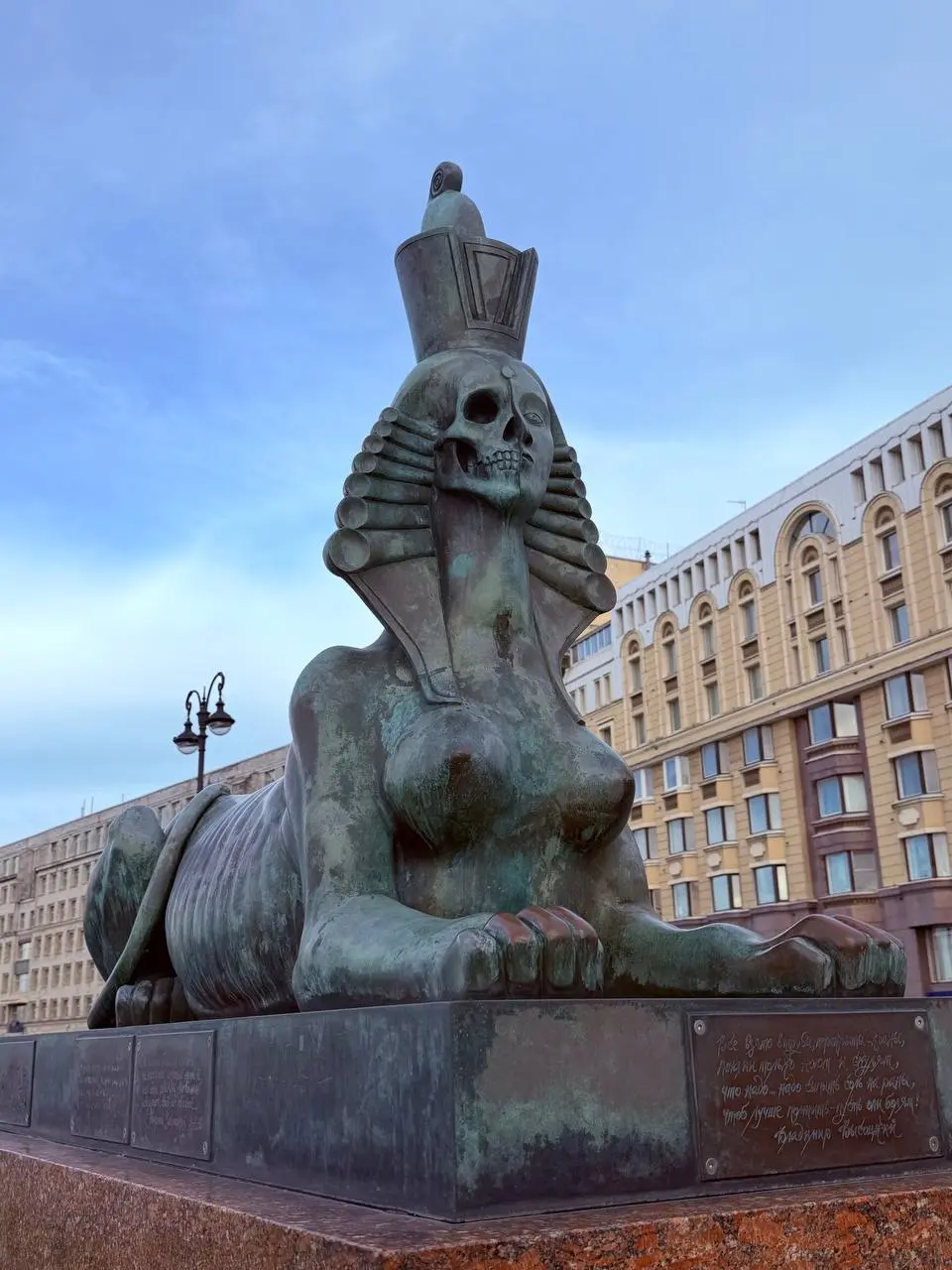 Только в Питере можно:

уклоняться от голубей
хотеть посмотреть изнутри тюрьму
залипать на каменную грудь мертвого сфинкса
сказать в мишленовском ресторане «не вкусно» и потом не увидеть несчастного б... | Сетка — социальная сеть от hh.ru