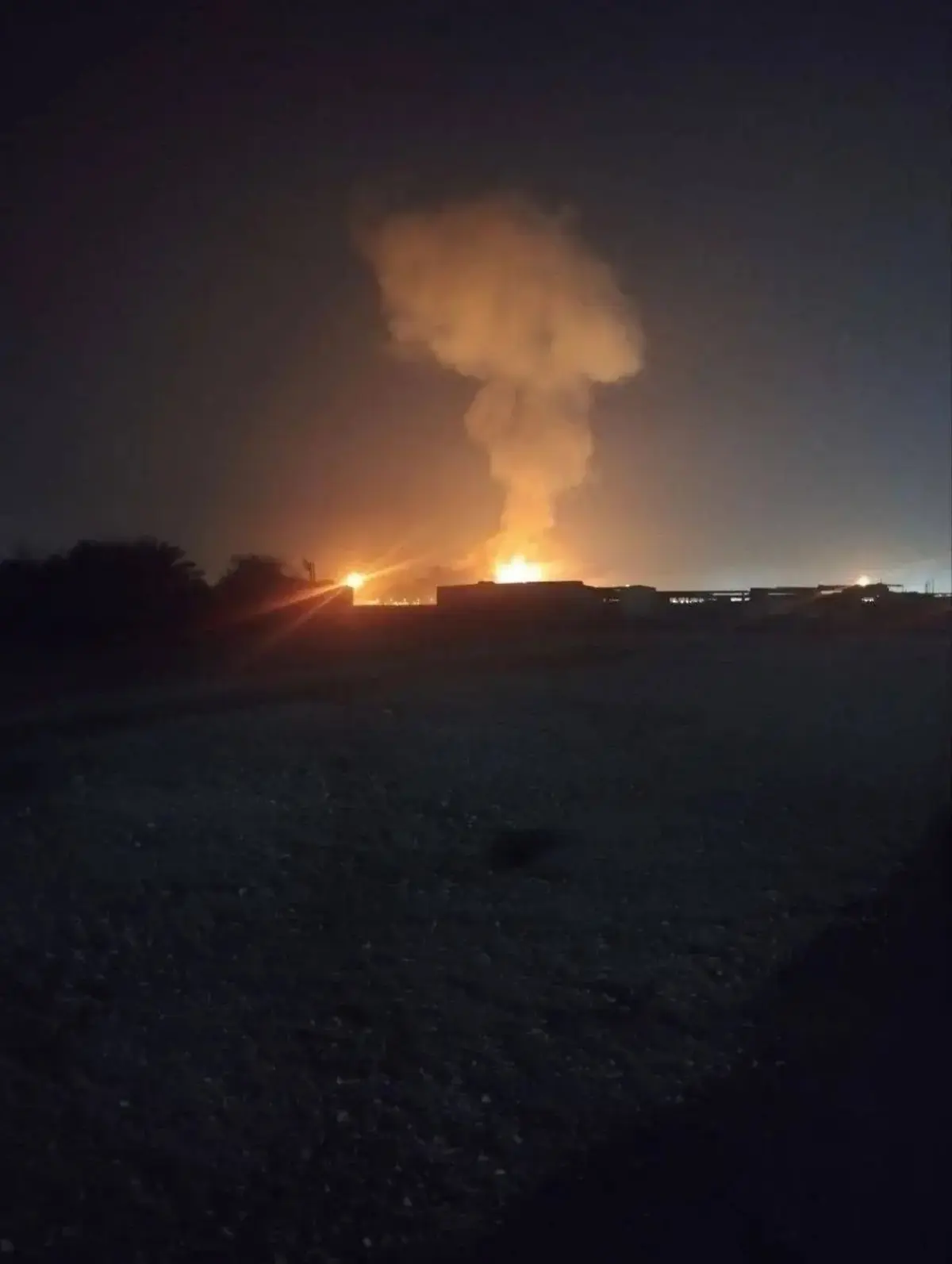 Сегодня в Катаре был знатный бабух на крупнейшем в мире заводе по производству СПГ, взрыв был слышен даже в Бахрейне.
Фотографии из офисов наших коллег в 1.5 км от места бабуха | Сетка — социальная сеть от hh.ru