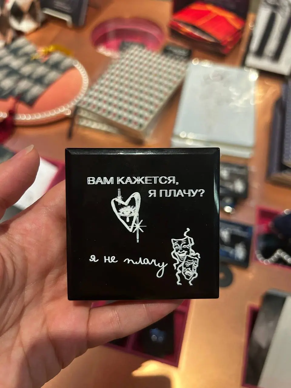 Может ли мерч заманить на выставку?
Мой ответ – ДА!!!
Были на кинопоказе в Еврейском музее. До того, как я увидела мерч к выставке «Король Лир», я не хотела на нее идти.
Теперь – ОЧЕНЬ хочу! И пойду | Сетка — социальная сеть от hh.ru