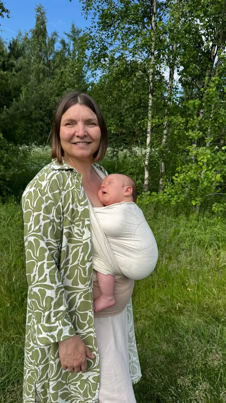 Я абсолютно счастлива сейчас, каждый день подарок.
Ношу Тихоню в слинге, кормлю, наряжаю, гуляю, играю с ним, как с куклой, о которой мечтала в детстве | Сетка — социальная сеть от hh.ru