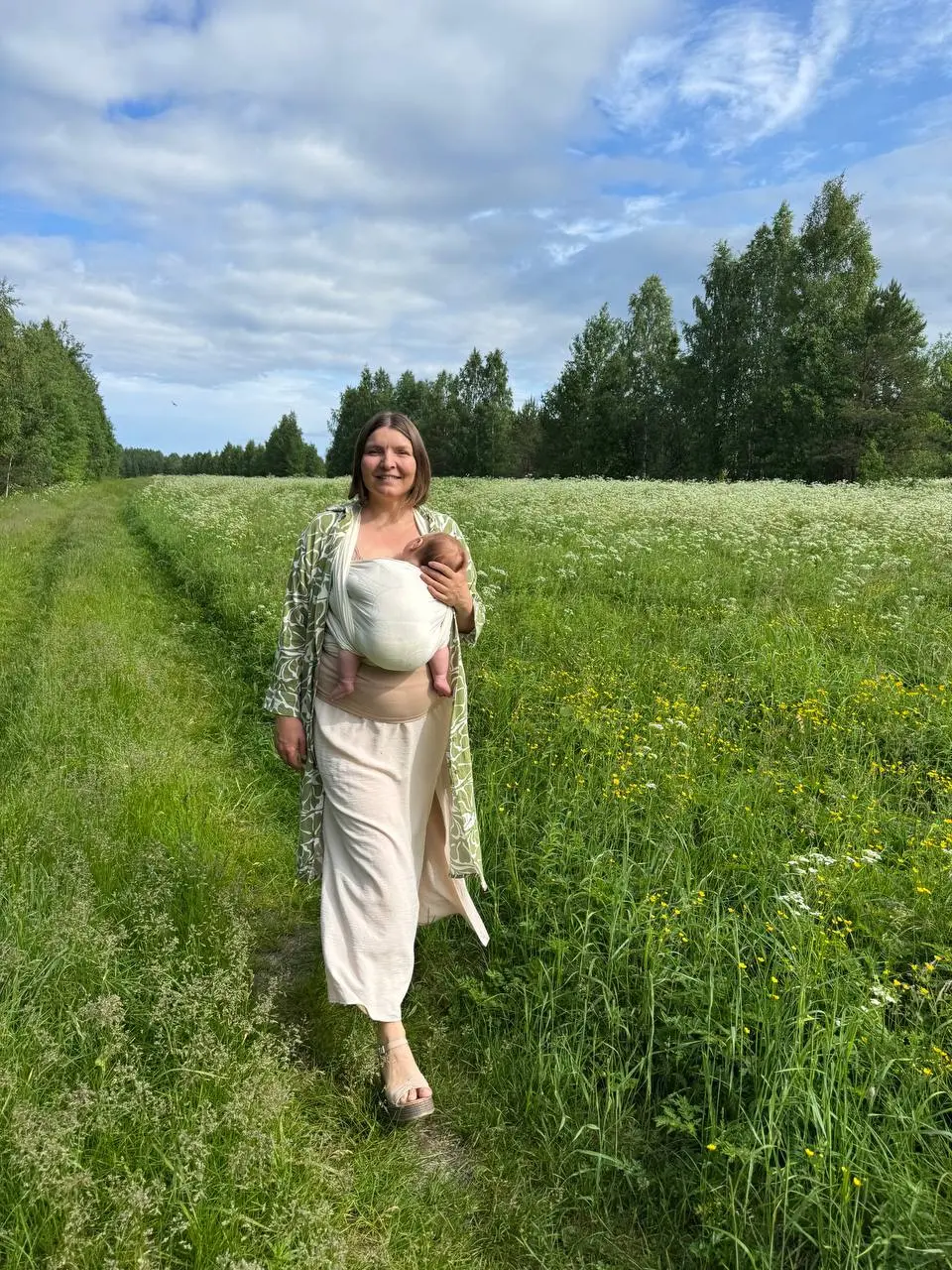 Я абсолютно счастлива сейчас, каждый день подарок.
Ношу Тихоню в слинге, кормлю, наряжаю, гуляю, играю с ним, как с куклой, о которой мечтала в детстве | Сетка — социальная сеть от hh.ru