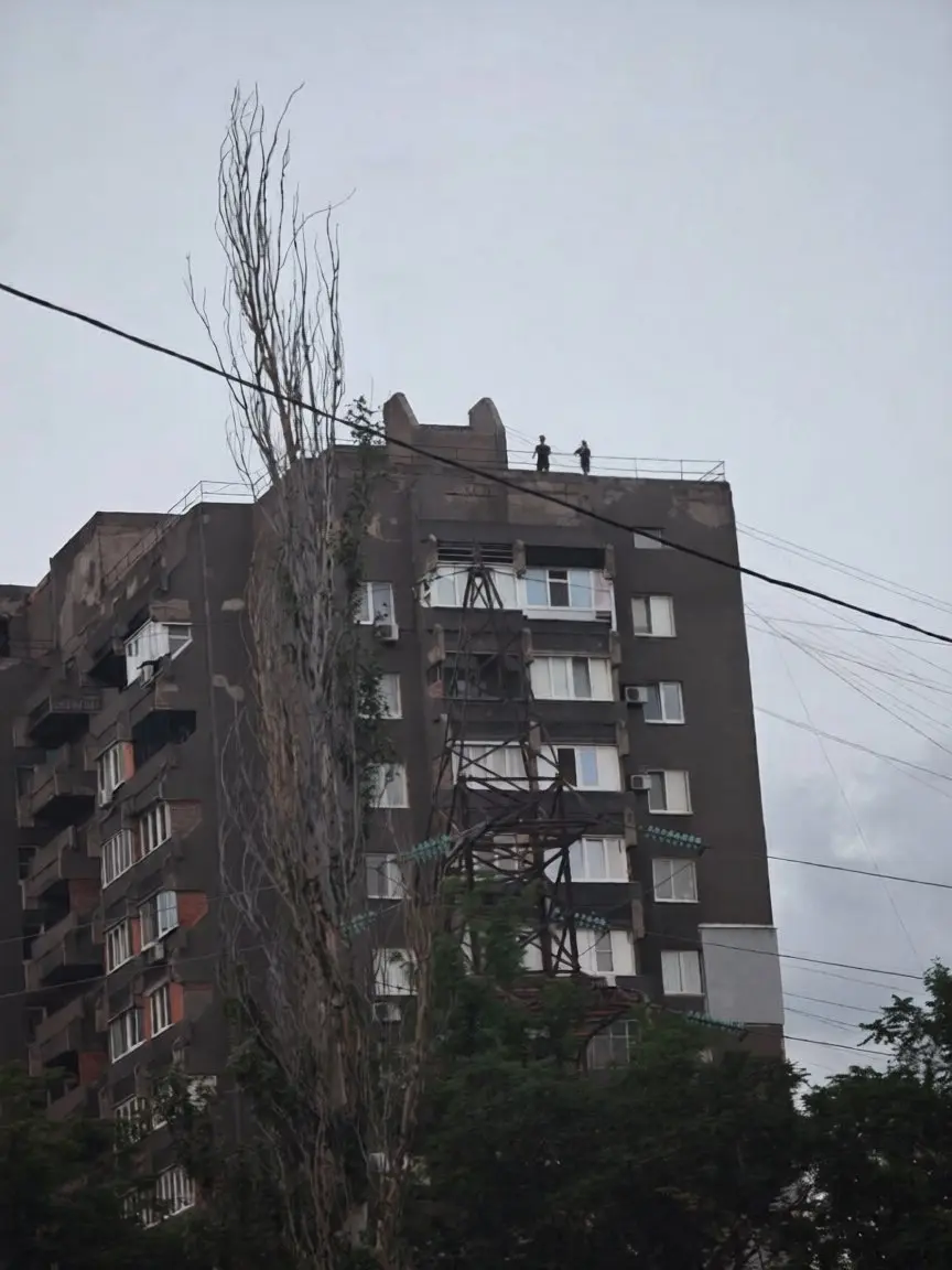 подростки кидают камни в припаркованные машины с крыши 16-этажного дома возле магазина "Зодиак" в Ленинском районе Донецка | Сетка — социальная сеть от hh.ru