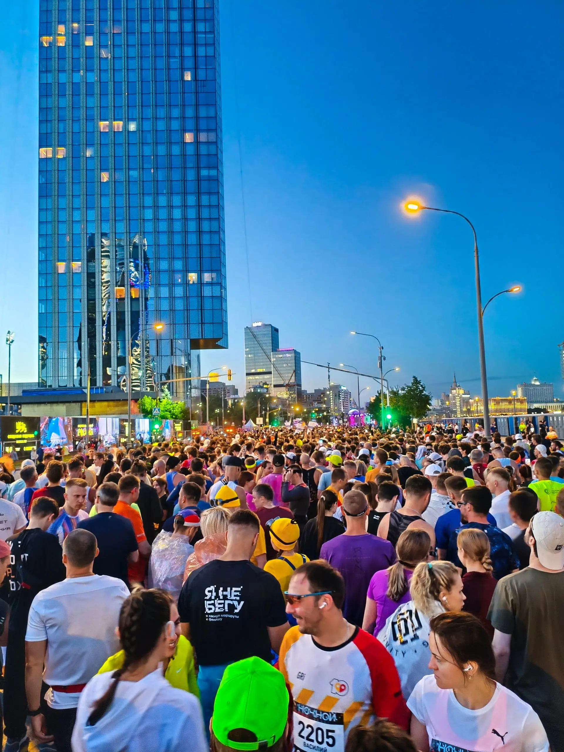 В самый длинный день лета я и еще 20 тысяч человек пробежали 10 км от Москва–Сити до МГУ по ночным набережным Москвы | Сетка — социальная сеть от hh.ru