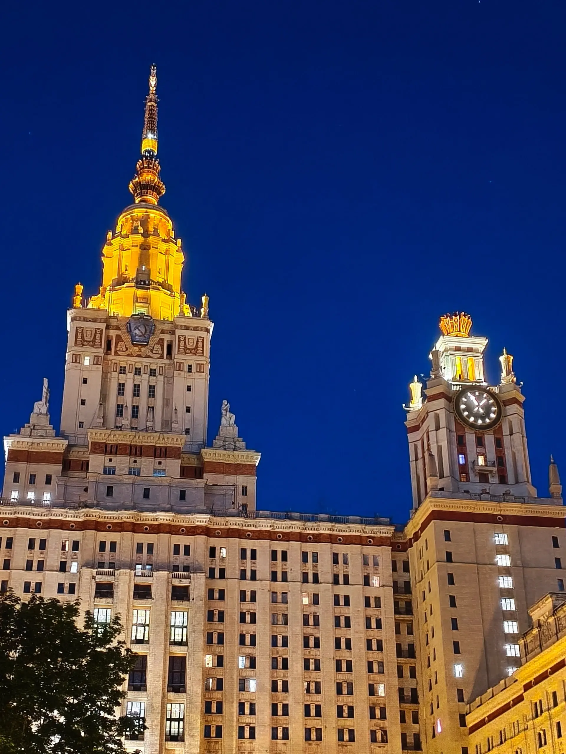 В самый длинный день лета я и еще 20 тысяч человек пробежали 10 км от Москва–Сити до МГУ по ночным набережным Москвы | Сетка — социальная сеть от hh.ru