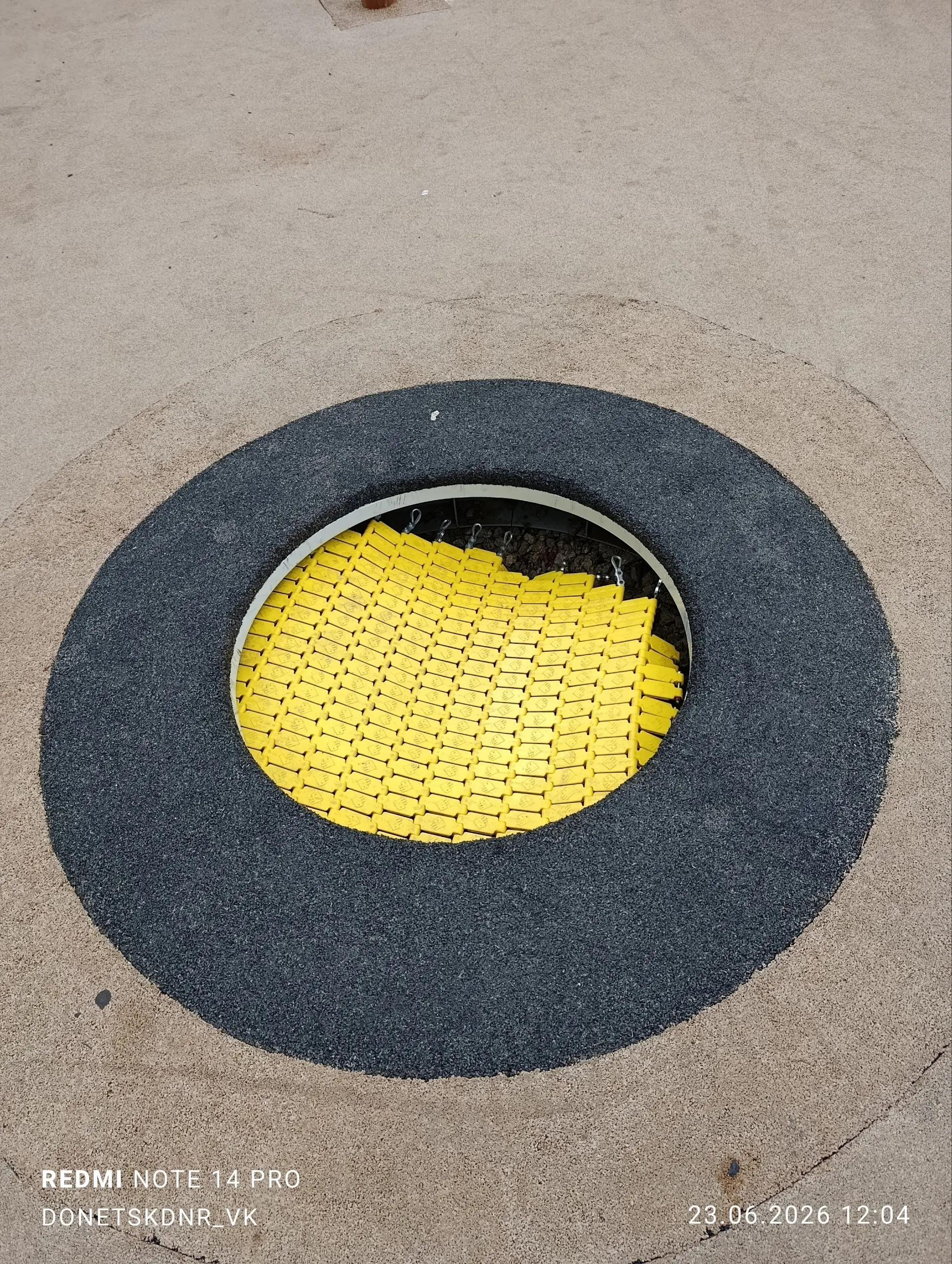Состояние парка Энергетиков в Буденновском районе Донецка.
Нужно же учитывать, что деньги сейчас под сто кг многие) | Сетка — социальная сеть от hh.ru