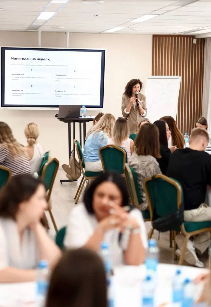 Баланс — это цикл
Делюсь мыслями - может тебе будет актуально😉👇
Я долго думала, что баланс важно найти. Казалось, надо просто правильно всё расставить по полочкам и держать фокус | Сетка — социальная сеть от hh.ru