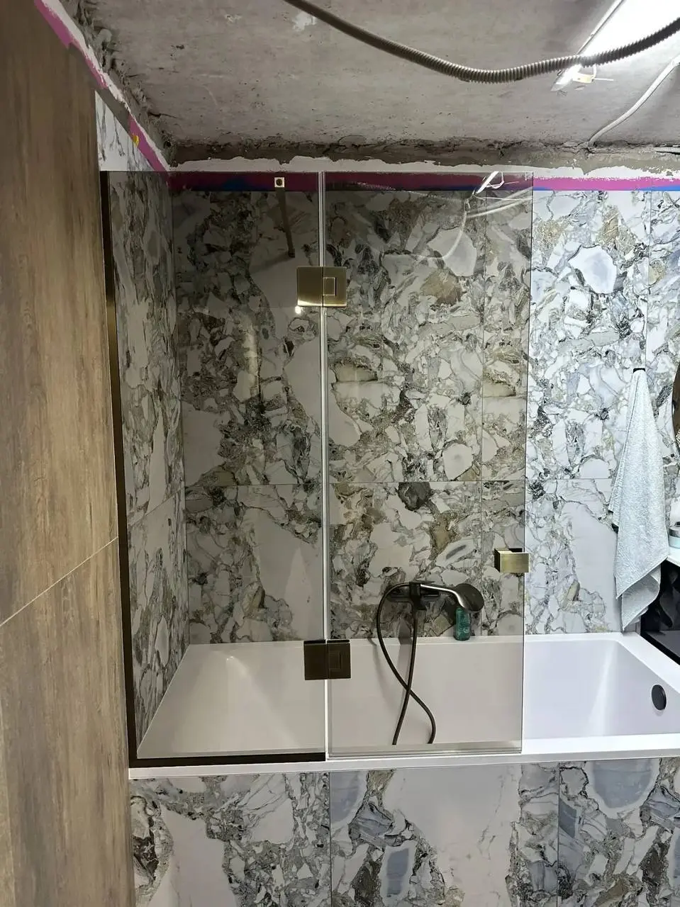 🚿 Планируете ремонт? Не забудьте про перегородку в душевой 🚿
⠀
Когда идёт ремонт, голова занята плиткой, сантехникой и розетками | Сетка — социальная сеть от hh.ru